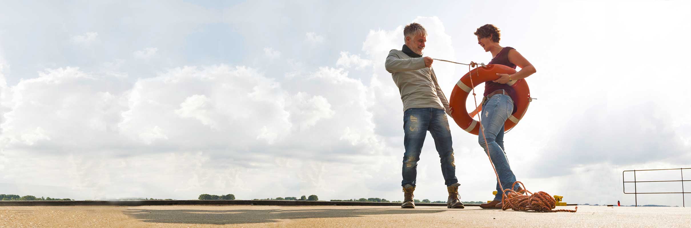 Paar spielt mit Rettungsring, Norddeutsche Paarakademie