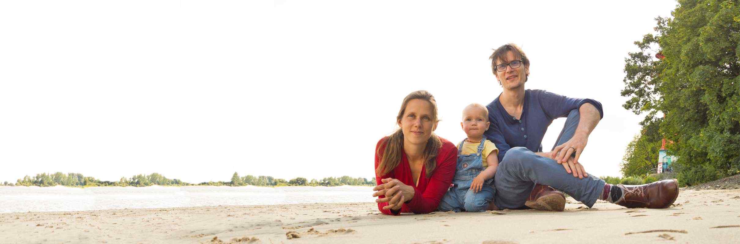 Junge Familie am Strand, Norddeutsche Paarakademie, Anmeldung und Kontakt