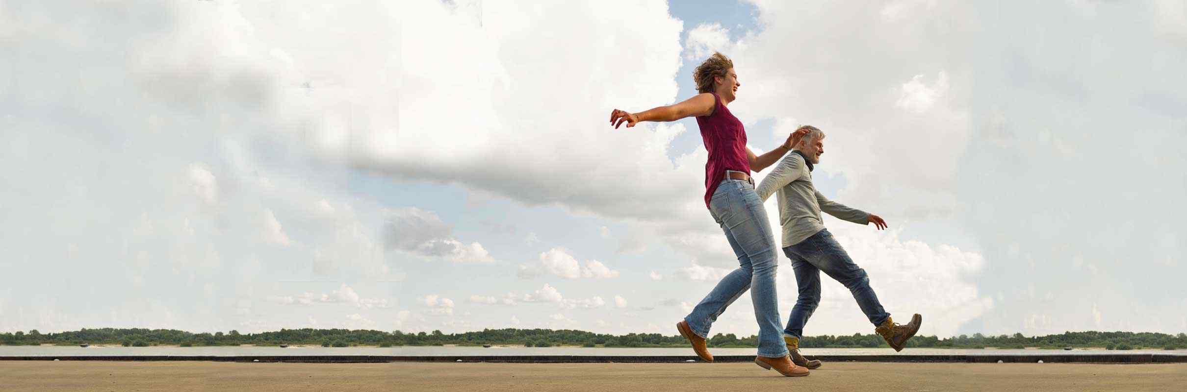 Paar läuft schwungvoll am Strand, Norddeutsche Paarakademie, Fortbildung in Paartherapie